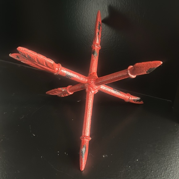 Red Heavy Metal Three Crossing Arrows Farmhouse, Rustic Centerpiece Decor. - Picture 2 of 5